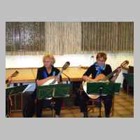 080-2421 20. Treffen vom 2.- 4. September 2005 in Loehne - Das Mandolinen-Orchester erfreute die Besucher am Freitag.JPG